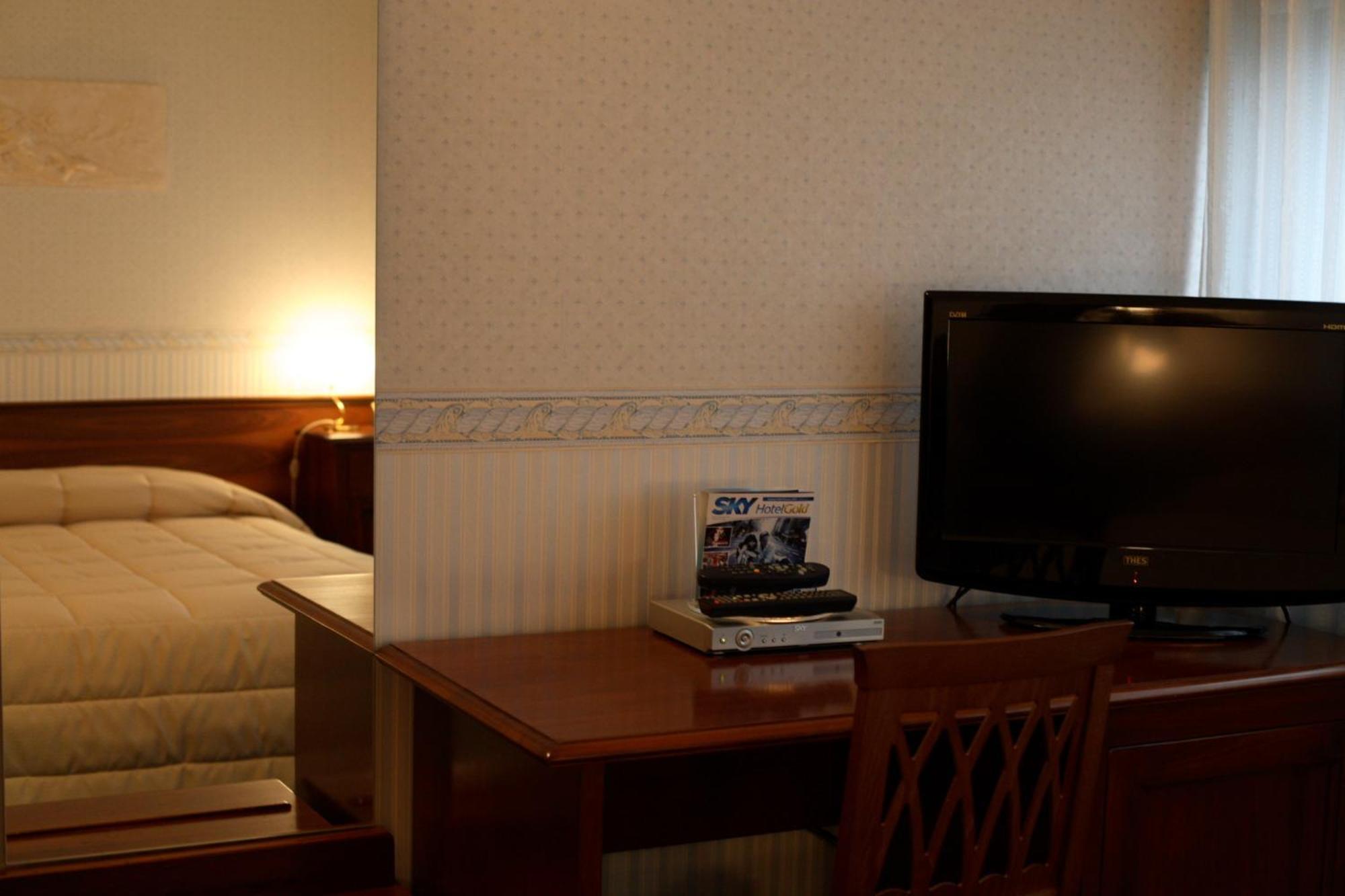 Hotel Alexander Чезена Экстерьер фото